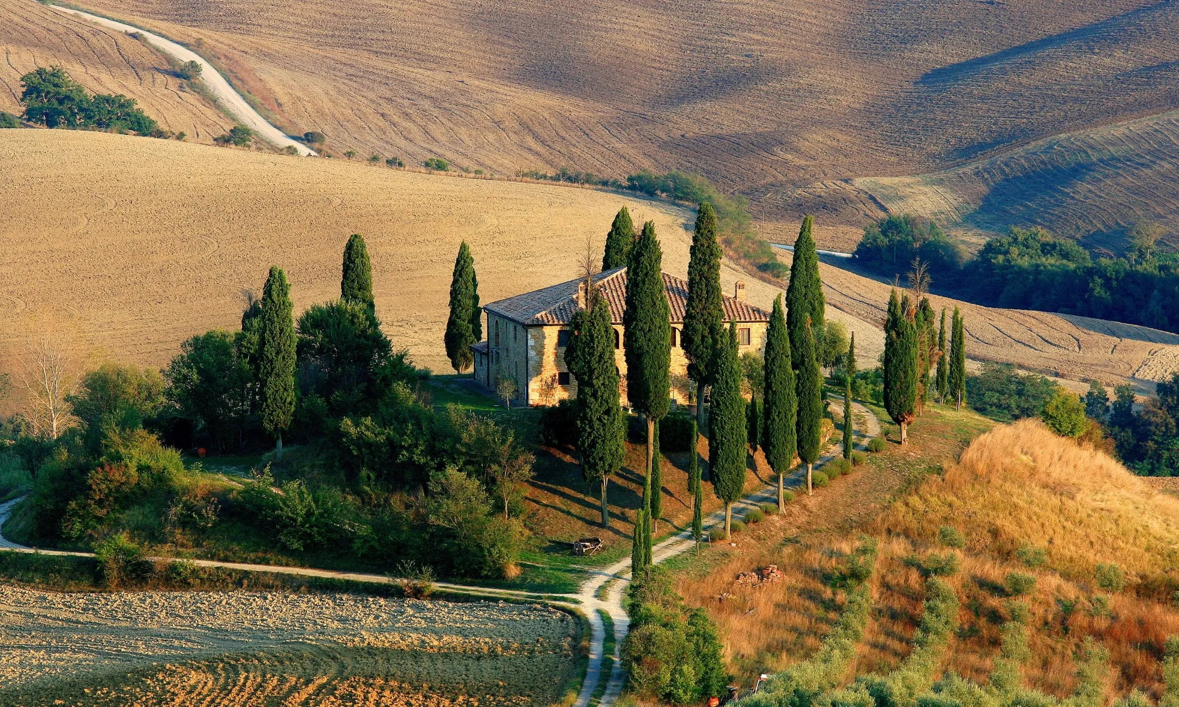 Das Bild zeigt das ikonische Kolosseum in Italien und dient als einladender Header für den Weinshop von Hennings Weinwelt.