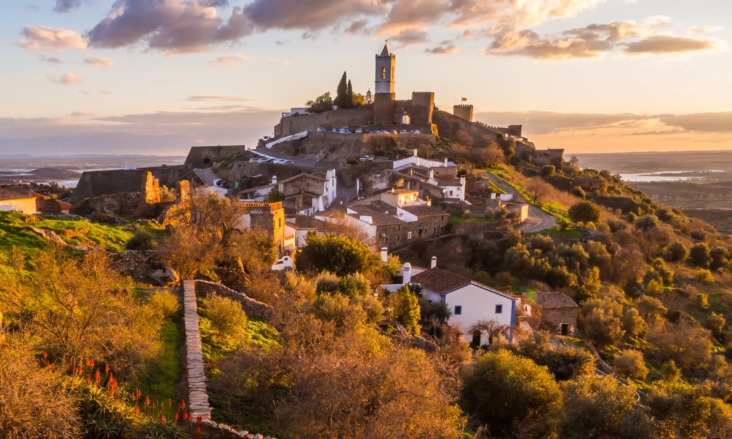 Das Bild zeigt eine idyllische Kulisse aus Portugal und dient als einladender Header für den Weinshop von Hennings Weinwelt.